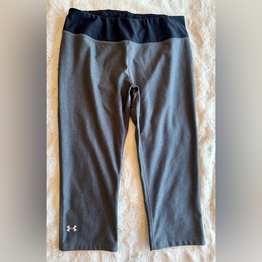 Under Armour | Woman’s Medium | Fitted Capri Workout Leggings | EUC